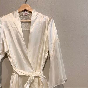 Vintage// white satin and lace robe
